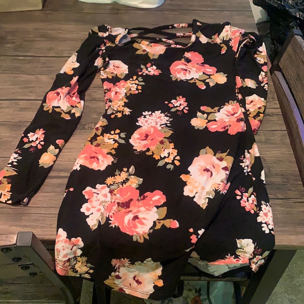 This is great for winter! It’s pretty thick material! It’s a black long sleeve!